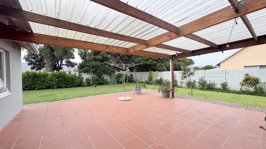 To Let 3 Bedroom Property for Rent in Meadowridge Western Cape